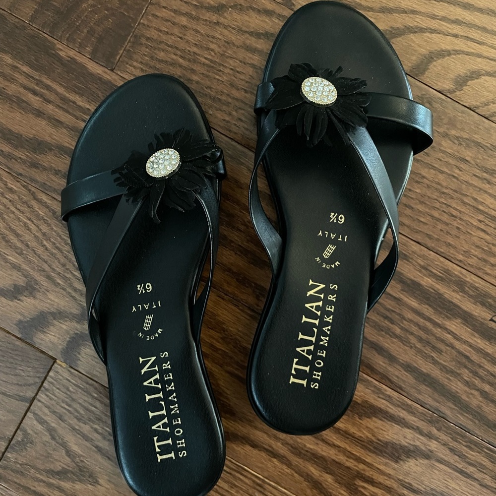NWOT Italian Shoemakers black sandals